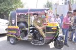Manish Paul turns autorickshaw driver for Mission sapne on 2nd Nov 2015 (15)_56385ad1515dc.JPG