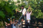Shahrukh Khan meets fans on the eve of his 50th bday (4)_56385357561bf.JPG