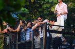 Shahrukh Khan meets fans on the eve of his 50th bday on 2nd Nov 2015 (24)_56385c6b609fd.JPG