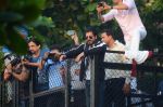 Shahrukh Khan meets fans on the eve of his 50th bday on 2nd Nov 2015 (40)_56385c755b010.JPG