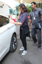 Sonakshi Sinha snapped at Airport on 3rd Nov 2015 (21)_5639c2a01e99d.JPG