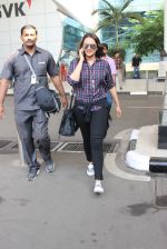 Sonakshi Sinha snapped at Airport on 3rd Nov 2015 (23)_5639c2a272fd8.JPG