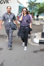 Sonakshi Sinha snapped at Airport on 3rd Nov 2015 (24)_5639c2a33055a.JPG