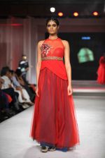 Model walks for JJ Valaya in Kolkata for Blenders show on 8th Nov 2015 (32)_56404f932e612.jpg