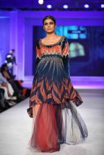 Model walks for JJ Valaya in Kolkata for Blenders show on 8th Nov 2015 (34)_56404f946a4a5.jpg