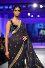 Model walks for JJ Valaya in Kolkata for Blenders show on 8th Nov 2015 (45)_56404f9b1db36.jpg