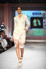 Model walks for Rahul Mishra in Kolkata for Blenders show on 8th Nov 2015 (12)_56404d97b024b.jpg