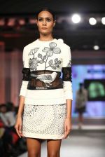 Model walks for Rahul Mishra in Kolkata for Blenders show on 8th Nov 2015 (34)_56404dac2c7fc.jpg