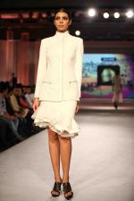 Model walks for Rahul Mishra in Kolkata for Blenders show on 8th Nov 2015 (9)_56404d9560df4.jpg