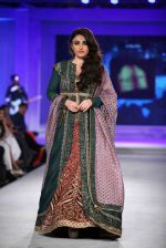 Soha Ali Khan walks for JJ Valaya in Kolkata for Blenders show on 8th Nov 2015 (27)_56404f9dc71b6.jpg