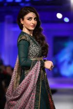 Soha Ali Khan walks for JJ Valaya in Kolkata for Blenders show on 8th Nov 2015 (32)_56404fa121966.jpg