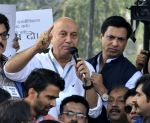 anupam kher at protest with madhur Bhandarkar and Ashok Pandit in delhi on 8th Nov 2015 (1)_564042ff2c485.jpg