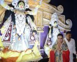 Preity Zinta and Neelam in Kolkatta for Kali Puja on 9th Nov 2015 (7)_5641fc17ab060.jpg