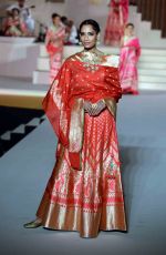 Model walk the ramp for Threads of Banares fashion show in Delhi on 15th Nov 2015 (20)_56498b9f3eb8f.jpg