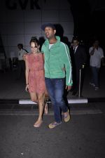 Yuvraj Singh and Hazel Keech post their engagement snapped at the airport on 17th Nov 2015 (14)_564c29ad58e86.JPG