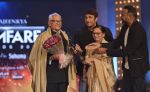 Ramesh Deo received Filmfare Life Time Achievement Awards by wife Seema Deo (3)_5652dfdc4764c.JPG