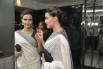 Neha Dhupia at Shaheen Abbas collection launch in Gehna Store on 24th Nov 2015 (238)_5655609599aae.JPG