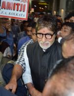 Amitabh Bachchan in Kolkata post Piku gets amazing welcome at airport by fans on 26th Nov 2015 (11)_5658081e9fcc8.jpg