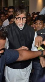 Amitabh Bachchan in Kolkata post Piku gets amazing welcome at airport by fans on 26th Nov 2015 (12)_5658081f670a2.jpg