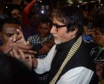 Amitabh Bachchan in Kolkata post Piku gets amazing welcome at airport by fans on 26th Nov 2015 (18)_56580825dac69.jpg