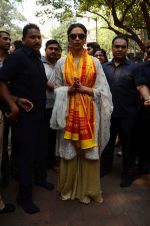 Deepika Padukone at Siddhiviyak Temple on 26th Nov 2015 (42)_56580842de357.JPG