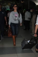 Kareena Kapoor snapped at airport on 28th Nov 2015 (2)_565b39e0a676c.JPG