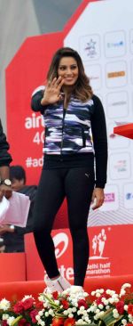 Bipasha Basu at airtel marathon in delhi on 29th Nov 2015 (8)_565c434b169b5.jpg