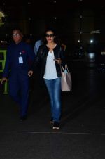 Kajol with Dilwale team returns from London on 2nd Dec 2015 (12)_56600942380db.JPG