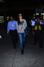 Kriti Sanon with Dilwale team returns from London on 2nd Dec 2015 (33)_5660095532810.JPG