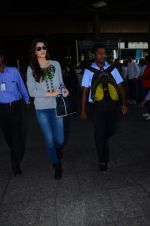 Kriti Sanon with Dilwale team returns from London on 2nd Dec 2015 (35)_566009569fa20.JPG