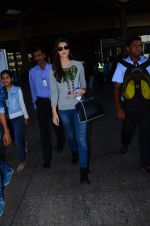 Kriti Sanon with Dilwale team returns from London on 2nd Dec 2015 (36)_5660095787af2.JPG
