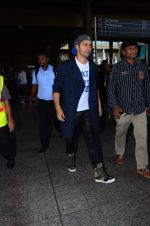 Varun Dhawan with Dilwale team returns from London on 2nd Dec 2015 (23)_56600916f27ea.JPG