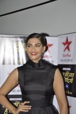 Sonam Kapoor on Big B_s show for Star Plus on 4th Dec 2015 (12)_5662d56bb840e.JPG