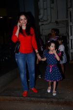 Manyata Dutt spotted outside PVR Juhu after watching a movie with kids on 5th Dec 2015 (5)_5663a2cd961c7.JPG