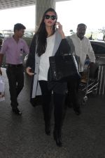 Sonam Kapoor snapped at the airport on 6th Dec 2015 (26)_5665337dcf659.JPG