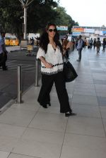 Neha Dhupia snapoped at airport on 7th Dec 2015 (34)_566693c1c9ff3.JPG
