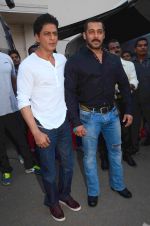 Shahrukh Khan and Salman Khan snapped at Mehboob on 8th Dec 2015 (23)_5667c2acc2d6e.JPG