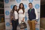 Raveena Tandon meets her school teachers and her favourite vada pav from the canteen on 10th Dec 2015 (34)_566a8899e27b8.JPG