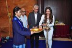 Raveena Tandon meets her school teachers and her favourite vada pav from the canteen on 10th Dec 2015 (56)_566a88a7e21f2.JPG