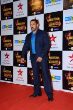 Salman Khan at Big Star Awards in Mumbai on 13th Dec 2015 (175)_566eb2fb28bd2.JPG