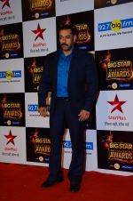 Salman Khan at Big Star Awards in Mumbai on 13th Dec 2015 (178)_566eb2fcd48a5.JPG