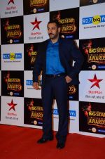 Salman Khan at Big Star Awards in Mumbai on 13th Dec 2015 (180)_566eb2fe03ec7.JPG