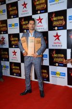 Varun Dhawan at Big Star Awards in Mumbai on 13th Dec 2015 (318)_566eb492bf672.JPG