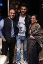 Bikramjeet,Mrunal Jain,Usha at Bikramjeet_s bday bash for mom on 14th Dec 2015_566fd3efb066c.jpg