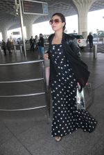 Kajol snapped at Airport on 15th Dec 2015 (18)_56710afd644a3.JPG