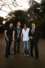 Shahrukh Khan on the sets of Sony Entertainment Television�s CID on 15th Dec 2015 (5)_56710275a7da2.jpg