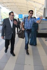 Dharmendra snapped at airport on 18th Dec 2015 (25)_5675559374216.JPG