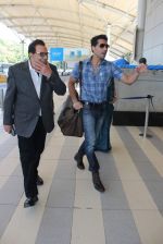 Dharmendra snapped at airport on 18th Dec 2015 (26)_56755594227e1.JPG
