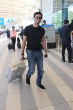 Salim Merchant snapped at airport on 18th Dec 2015 (14)_56755703a097a.JPG