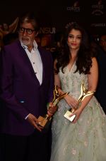 Aishwarya Rai Bachchan, Amitabh Bachchan at the red carpet of Stardust awards on 21st Dec 2015 (1402)_567941ef92372.JPG